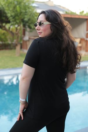 RENKTE BÜYÜK BEDEN U YAKA SİYAH BLUZ