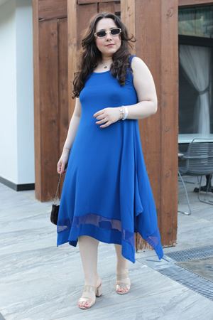 RENKTE BÜYÜK BEDEN FİLE DETAYLI SAKS TASARIM ELBİSE