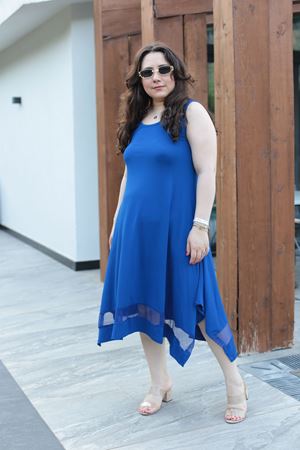 RENKTE BÜYÜK BEDEN FİLE DETAYLI SAKS TASARIM ELBİSE