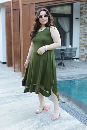 RENKTE BÜYÜK BEDEN FİLE DETAYLI HAKİ TASARIM ELBİSE