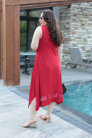 RENKTE BÜYÜK BEDEN FİLE DETAYLI KIRMIZI TASARIM ELBİSE