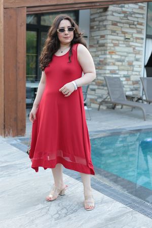 RENKTE BÜYÜK BEDEN FİLE DETAYLI KIRMIZI TASARIM ELBİSE