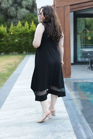 RENKTE BÜYÜK BEDEN FİLE DETAYLI SİYAH TASARIM ELBİSE