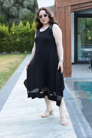 RENKTE BÜYÜK BEDEN FİLE DETAYLI SİYAH TASARIM ELBİSE