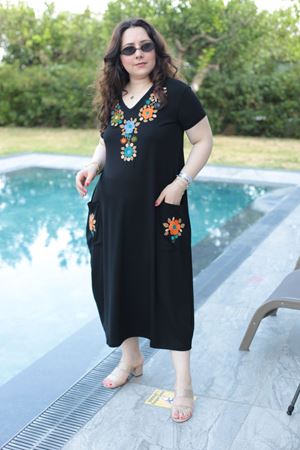 RENKTE BÜYÜK BEDEN ÇİÇEK NAKIŞLI TASARIM ELBİSE