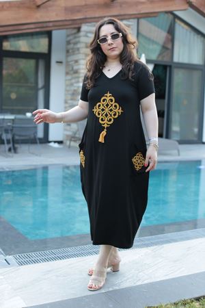 RENKTE BÜYÜK BEDEN NAKIŞLI TASARIM ELBİSE