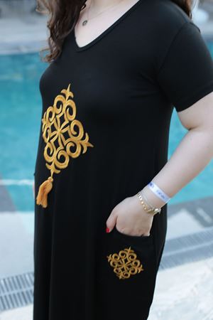 RENKTE BÜYÜK BEDEN NAKIŞLI TASARIM ELBİSE