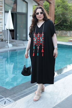 RENKTE BÜYÜK BEDEN NAKIŞLI TASARIM ELBİSE