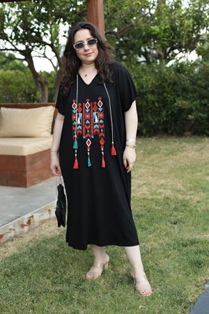 RENKTE BÜYÜK BEDEN NAKIŞLI TASARIM ELBİSE