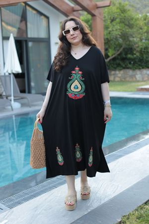 RENKTE BATTAL BEDEN NAKIŞLI SİYAH UZUN ELBİSE