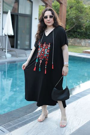 RENKTE BÜYÜK BEDEN NAKIŞLI TASARIM ELBİSE