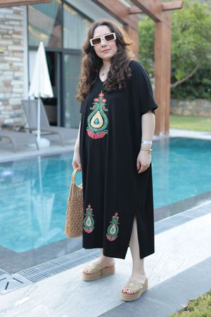 RENKTE BATTAL BEDEN NAKIŞLI SİYAH UZUN ELBİSE