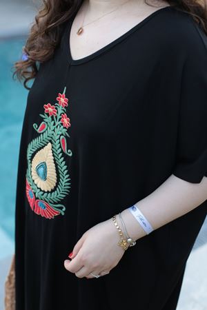 RENKTE BATTAL BEDEN NAKIŞLI SİYAH UZUN ELBİSE