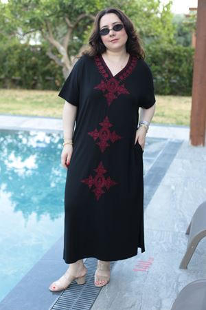 RENKTE BÜYÜK BEDEN NAKIŞLI TASARIM ELBİSE