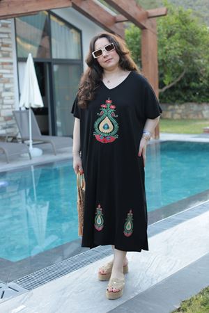 RENKTE BATTAL BEDEN NAKIŞLI SİYAH UZUN ELBİSE