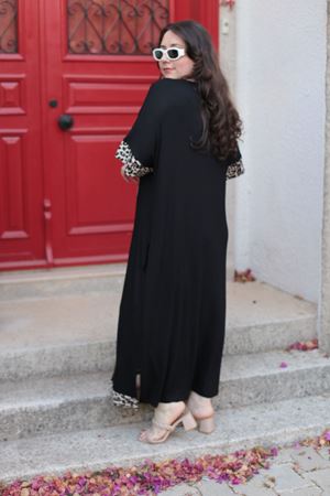 RENKTE BÜYÜK BEDEN TAŞLI LEOPAR DETAYLI TASARIM ELBİSE