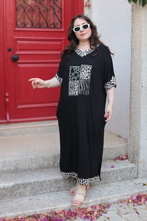 RENKTE BÜYÜK BEDEN TAŞLI LEOPAR DETAYLI TASARIM ELBİSE