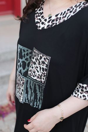 RENKTE BÜYÜK BEDEN TAŞLI LEOPAR DETAYLI TASARIM ELBİSE