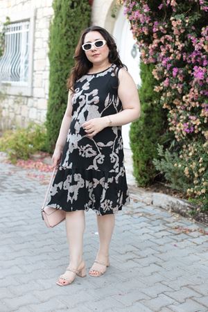 RENKTE DESENLİ BÜRÜMCÜK ELBİSE