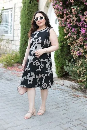 RENKTE DESENLİ BÜRÜMCÜK ELBİSE