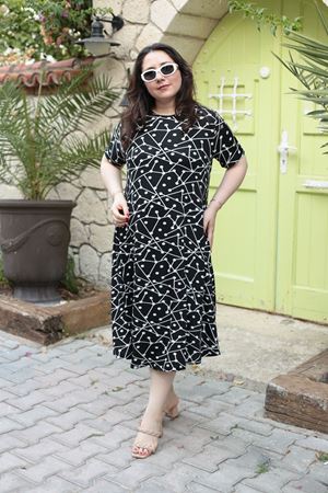 RENKTE BÜYÜK BEDEN ESNEK DESENLİ ELBİSE