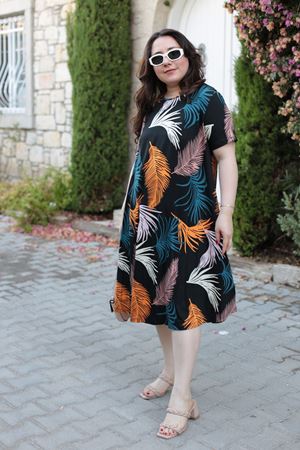 RENKTE BÜYÜK BEDEN ESNEK DESENLİ ELBİSE