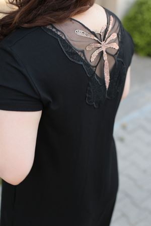 RENKTE BÜYÜK BEDEN ARKASI TUL VE TAŞ DETAYLI ELBİSE