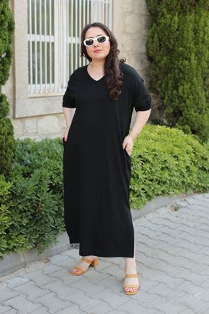 RENKTE BÜYÜK BEDEN ARKASI TAŞ DETAYLI SİYAH ELBİSE