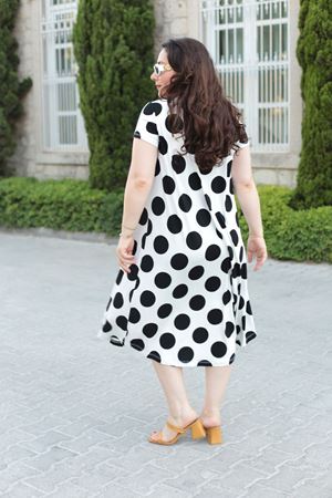 RENKTE BUYUK BEDEN V YAKA DESENLİ ELBİSE