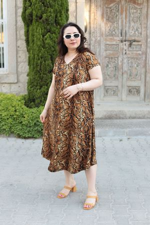 RENKTE BUYUK BEDEN V YAKA DESENLİ ELBİSE