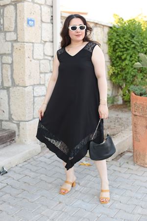 RENKTE BÜYÜK BEDEN DANTEL DETAYLI ELBİSE