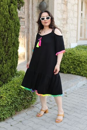 RENKTE BÜYÜK BEDEN ASKILI RENKLİ PONPON DETAYLI ELBİSE