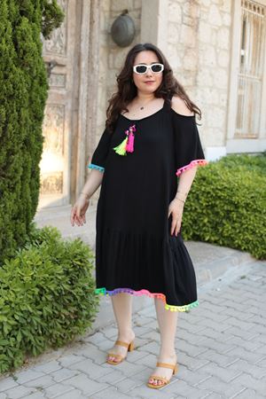 RENKTE BÜYÜK BEDEN ASKILI RENKLİ PONPON DETAYLI ELBİSE