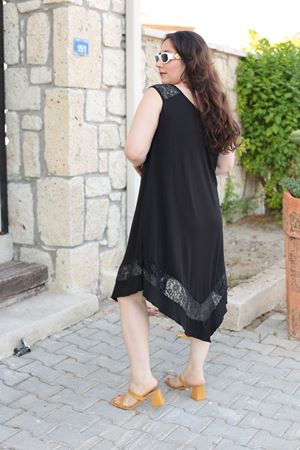 RENKTE BÜYÜK BEDEN DANTEL DETAYLI ELBİSE