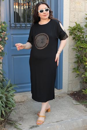 RENKTE BÜYÜK BEDEN YUVARLAK TAŞ DETAYLI ELBİSE