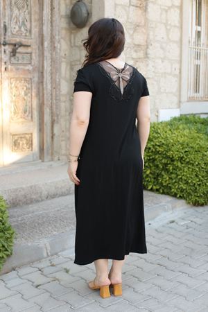 RENKTE BÜYÜK BEDEN ARKASI TUL VE TAŞ DETAYLI ELBİSE