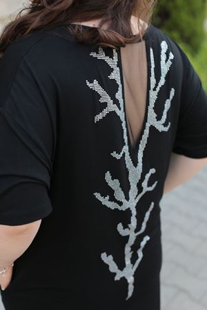 RENKTE BÜYÜK BEDEN ARKASI TAŞ DETAYLI SİYAH ELBİSE