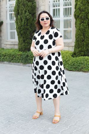 RENKTE BUYUK BEDEN V YAKA DESENLİ ELBİSE