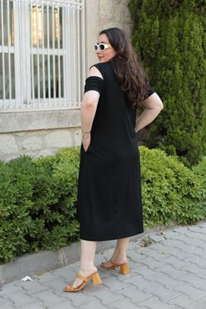 RENKTE BÜYÜK BEDEN FİLE VE TAŞ DETAYLI OMUZ AÇIK ELBİSE