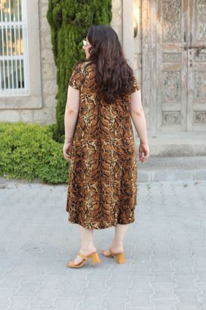 RENKTE BUYUK BEDEN V YAKA DESENLİ ELBİSE