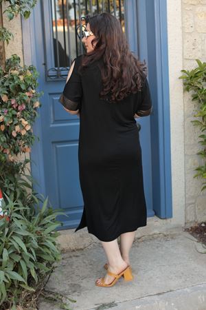 RENKTE BÜYÜK BEDEN YUVARLAK TAŞ DETAYLI ELBİSE