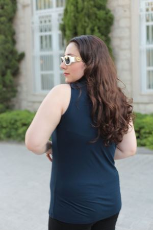 RENKTE BÜYÜK BEDEN FERMUAR DETAY KALIN ASKILI LACİVERT BLUZ