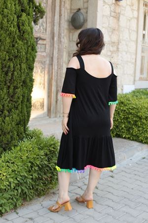 RENKTE BÜYÜK BEDEN ASKILI RENKLİ PONPON DETAYLI ELBİSE