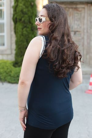 RENKTE BÜYÜK BEDEN KOL DETAY ASKILI LACİVERT BLUZ