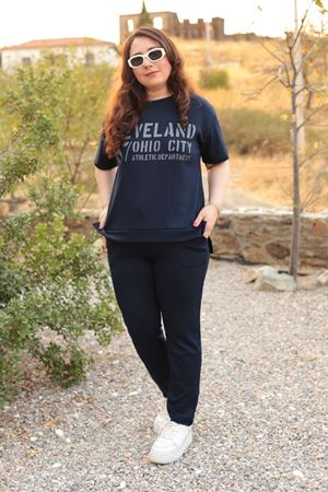 RENKTE BÜYÜK BEDEN BASKI DETAY İTHAL KUMAŞ LACİVERT TAKIM