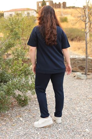 RENKTE BÜYÜK BEDEN BASKI DETAY İTHAL KUMAŞ LACİVERT TAKIM