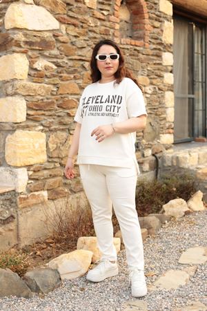 RENKTE BÜYÜK BEDEN BASKI DETAY İTHAL KUMAŞ KREM TAKIM