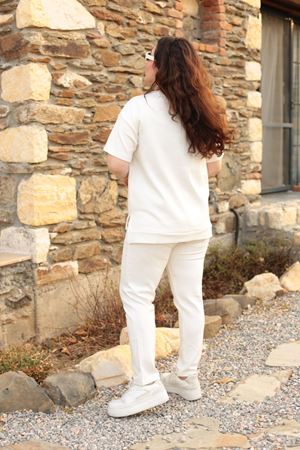 RENKTE BÜYÜK BEDEN BASKI DETAY İTHAL KUMAŞ KREM TAKIM