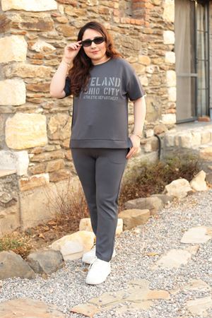 RENKTE BÜYÜK BEDEN BASKI DETAY İTHAL KUMAŞ ANTRASİT TAKIM