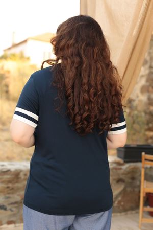 RENKTE BÜYÜK BEDEN YAKA VE KOL DETAY LACİVERT BLUZ